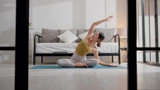 亚洲美女在家练习瑜伽视频素材模板下载