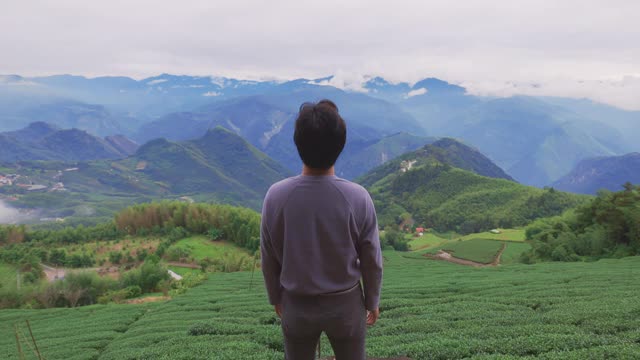 男游客感到无忧无虑