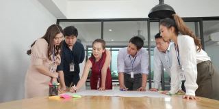 亚洲商务员工团队头脑风暴和研讨会在会议室现代化的工作场所。快乐亚洲创意团队与创业项目的团队思维与合作。车间在一起的概念