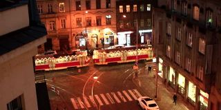 布拉格夜间街道上有特别的有轨电车。准备圣诞节,装修