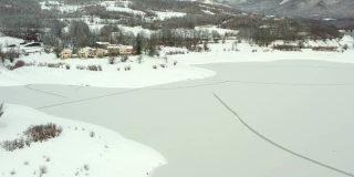 斯堪达雷洛湖被冰雪覆盖。阿马特里切，列埃蒂，拉齐奥，意大利