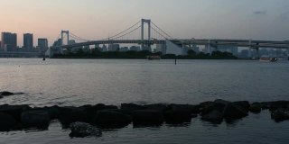 东京城市天际线和东京湾，彩虹桥日落