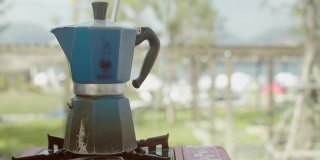 摩卡咖啡壶是传统的早上喝的饮品。