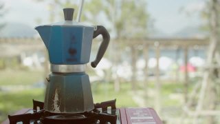 摩卡咖啡壶是传统的早上喝的饮品。视频素材模板下载