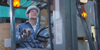 专业亚洲男性工程师控制叉车装载产品托盘与集中在仓库工厂配送基础设施的理念理念