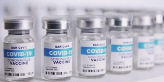 Covid-19疫苗瓶，白色背景