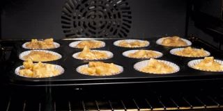 苹果松饼在烤箱里烤盘里。用红糖加糖的柔软湿润的苹果松饼