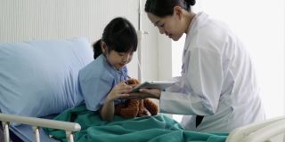 亚洲医生护士儿科医生妇女探望儿童女孩病人和移情到诊断看病时。医疗保健理念、健康家庭、儿科体检和医院办公室。