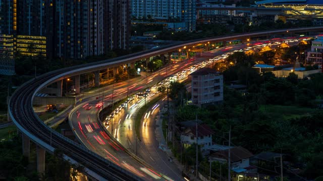 高速公路交汇处和交通高峰时间在曼谷郊区，在夜间时间推移