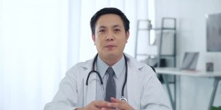 医生在视频会议上发言，并在医疗室提供一些药物建议