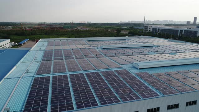 太阳能光伏在工厂屋顶建筑上的航拍照片