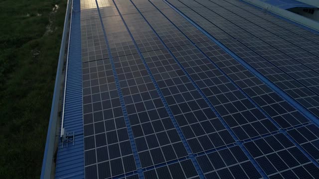 太阳能光伏在工厂屋顶建筑上的航拍照片