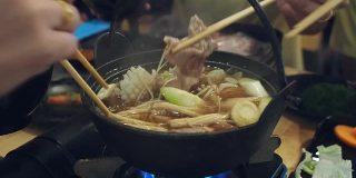 一家人在日本餐馆吃涮涮锅晚餐。和家人一起吃涮锅饭。