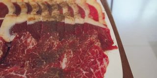 生和牛肉A5切成大理石纹理供素喜烧和日式烧或烧肉。日本的食物。移走了。