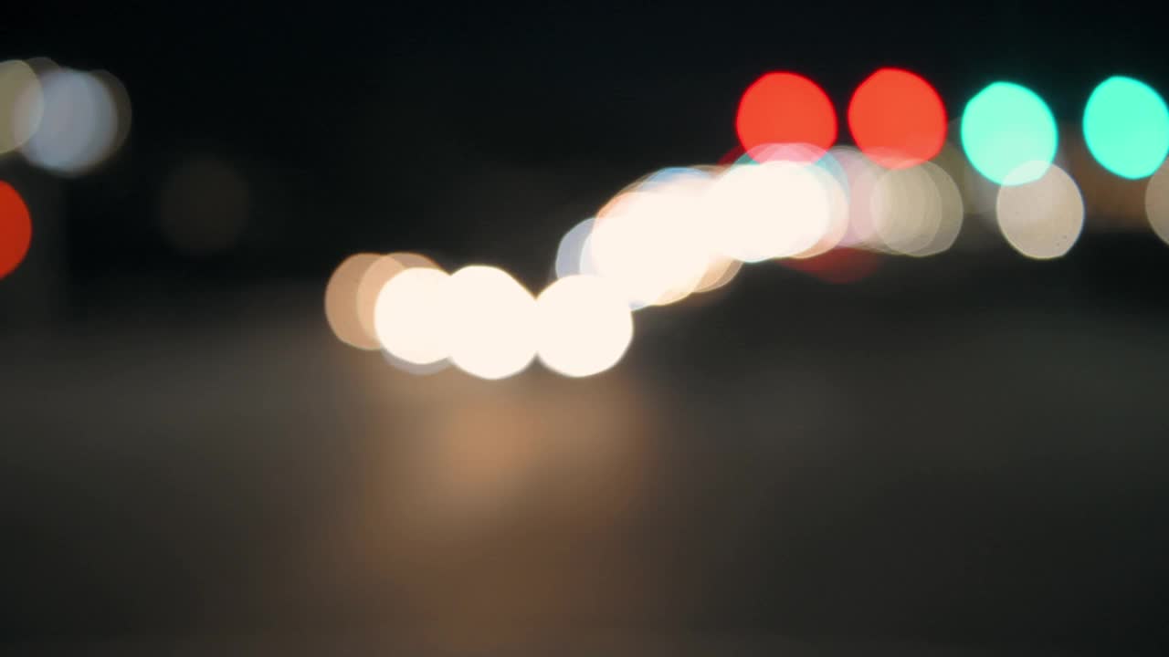 高速公路上模糊的车灯