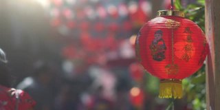 在中国新年那天，身着中国传统服饰的唐人街妇女。