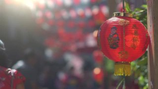 在中国新年那天，身着中国传统服饰的唐人街妇女。视频素材模板下载