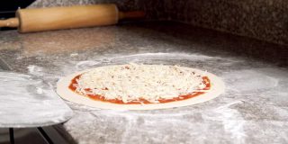 制作美味玛格丽塔披萨的近距离过程在披萨店的厨房