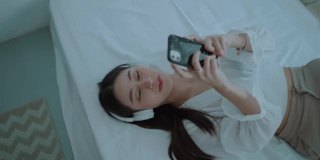 女人在床上听音乐