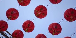 街上装饰着中国的纸灯笼来庆祝中国新年的节日