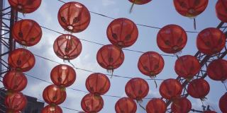 街上装饰着中国的纸灯笼来庆祝中国新年的节日