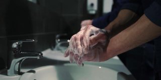 男人们在公共厕所彻底洗手