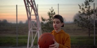 十几岁的男孩在操场上旋转篮球