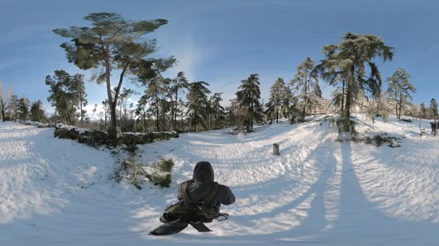 行走在西班牙马德里西部公园，带着360度的雪景