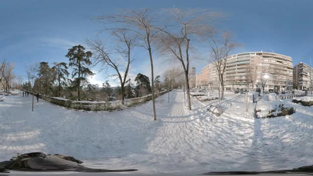 行走在西班牙马德里西部公园，带着360度的雪景