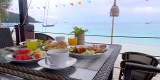 豪华美丽的早餐，咖啡，果汁，热带海景