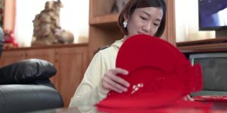 亚洲华人妇女为家里准备春节装饰品。在家庆祝中国新年。传统的新年庆祝。
