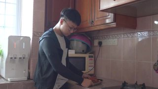 亚洲华人青少年在为除夕夜准备团圆饭视频素材模板下载