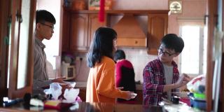 亚洲华人家庭为除夕准备家庭团圆饭