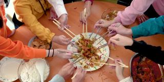 亚洲华人家庭庆祝中国新年有传统菜肴生鱼“楼桑”繁荣，财富和健康