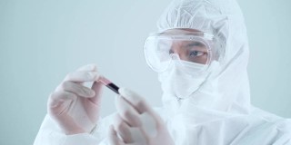 科学家在实验室检测血液和病毒，以生产治愈新冠病毒的疫苗