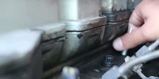 机械师更换柴油发动机火花塞