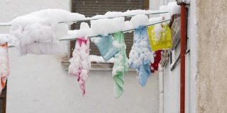 下雪时，外面的毛巾和衣服会被雪覆盖