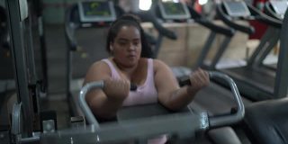 一个年轻女子在健身房锻炼的肖像