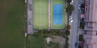 夏天网球场的鸟瞰图