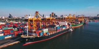 鸟瞰图国际港口用起重机装载集装箱的进出口业务物流