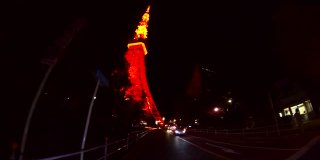 夜间驾车穿过东京塔。查找。日本东京的东京塔