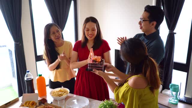一群亚洲人在家里过生日