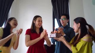 一群亚洲人在家里过生日视频素材模板下载