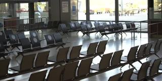 当代机场宽敞的灯光大厅里空荡荡的椅子