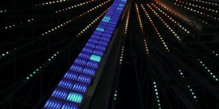 摩天轮的夜景。明亮的彩色灯。