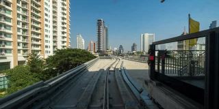 曼谷城市景观运动的超断层在建筑之间的铁路轨道上的运动