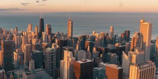 在美国伊利诺斯州的芝加哥，日落时分，从白天到夜晚的芝加哥天际线的时间流逝