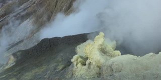 新西兰白岛山上一座火山的间歇泉。