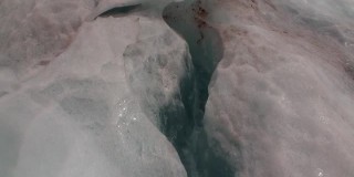 新西兰雪山上的冰川崩裂。