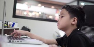 男学生视频会议电子学习与老师和同学在笔记本电脑上。
